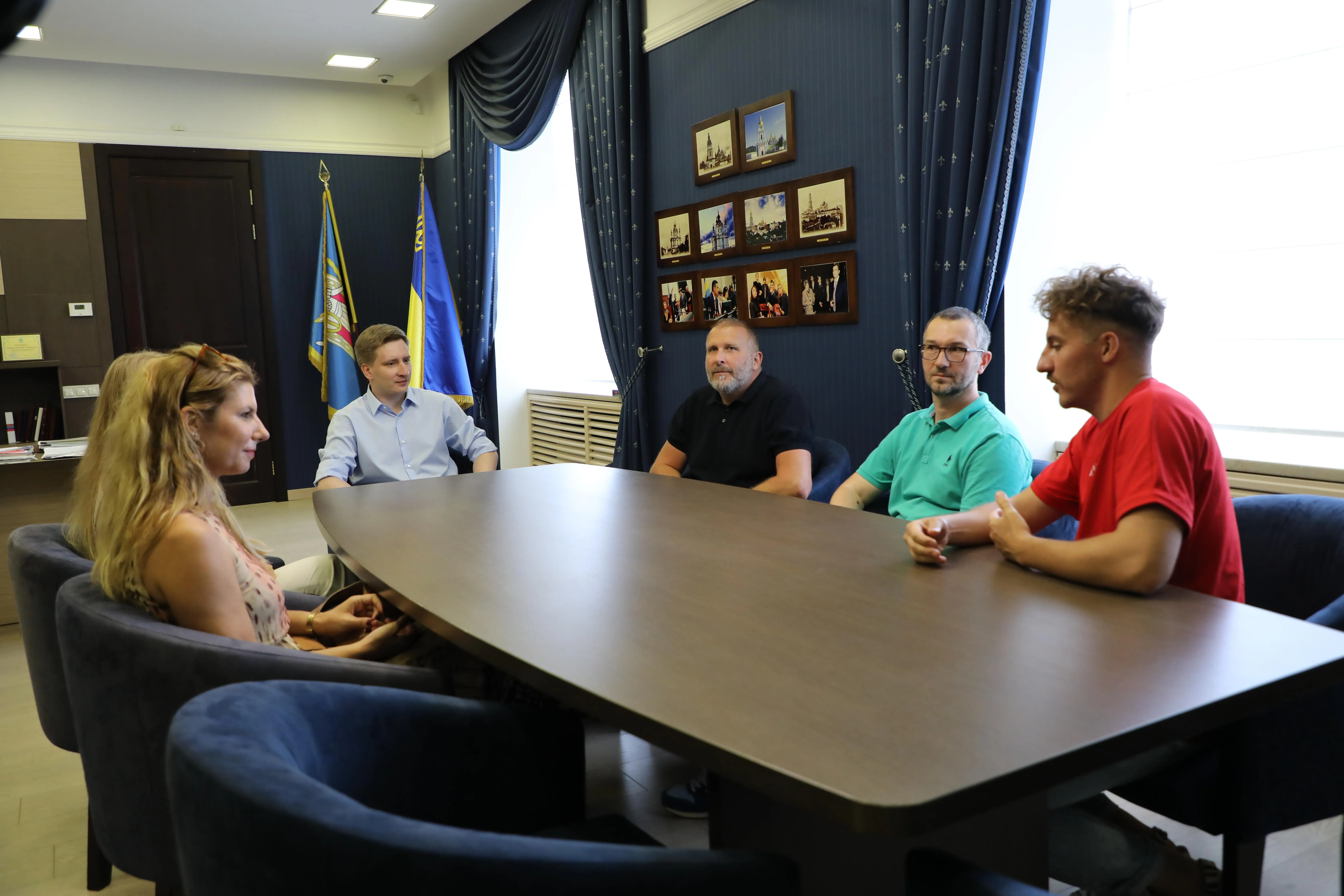 скульптура борщу Київ 9 вересня 2021 КМДА Євген Клопотенко скульптура борщу Київ 9 вересня 2021 КМДА Євген Клопотенко