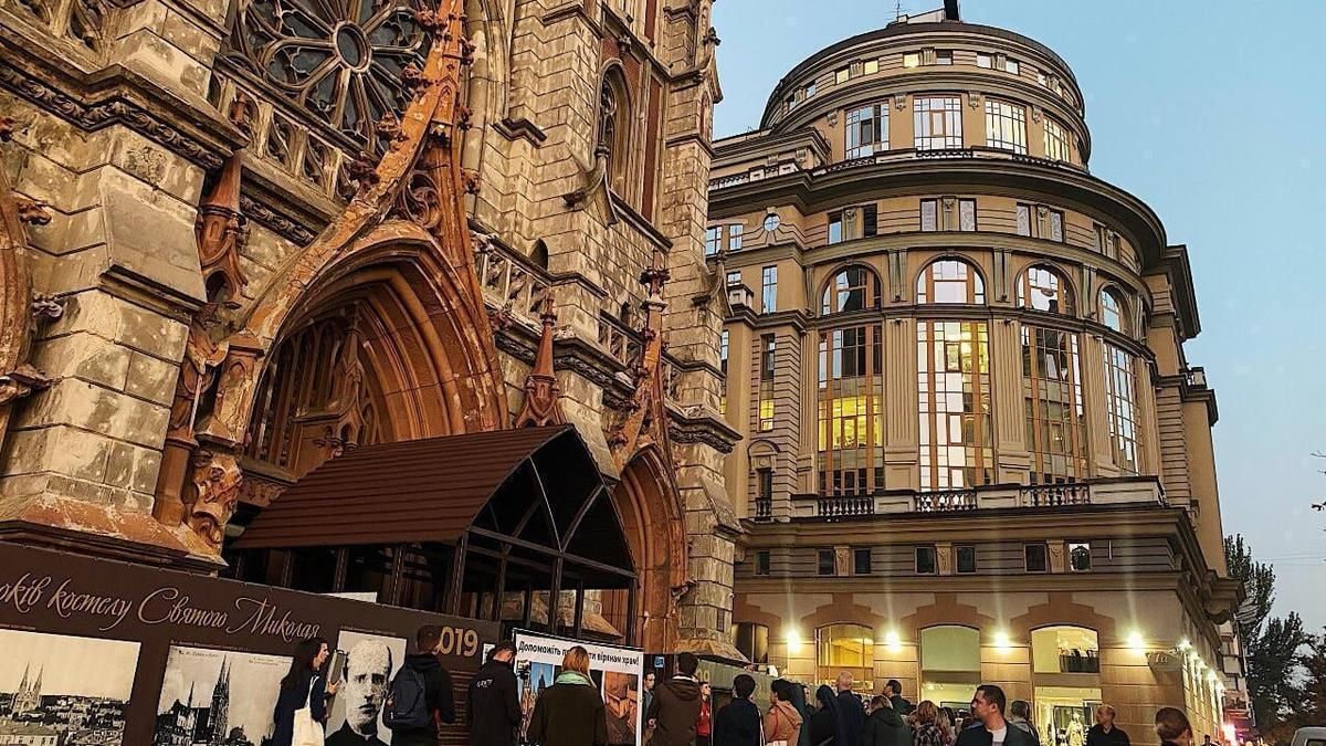 Католики начали бессрочную молитву за возвращение приходу костела Святого Николая Католики начали бессрочную молитву за возвращение приходу костела Святого Николая