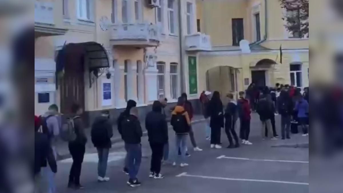 Стоят под военкоматом с 5 утра: харьковских студентов напугали штрафами Стоят под военкоматом с 5 утра: харьковских студентов напугали штрафами