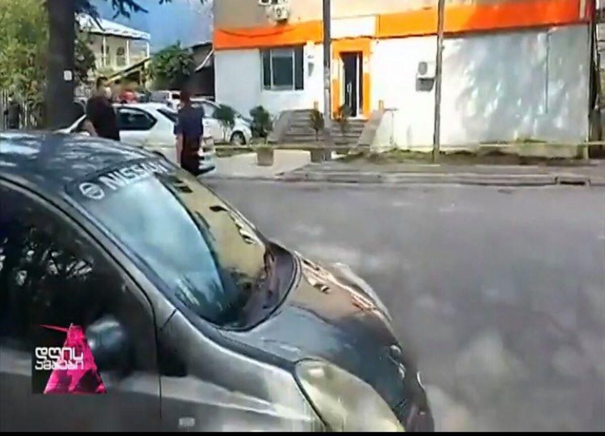 В Грузии вооруженный мужчина ворвался в здание банка В Грузии вооруженный мужчина ворвался в здание банка