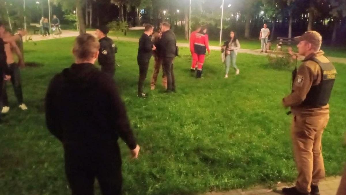 В киевском парке две компании, которые дрались между собой, набросились на Муниципальную охрану