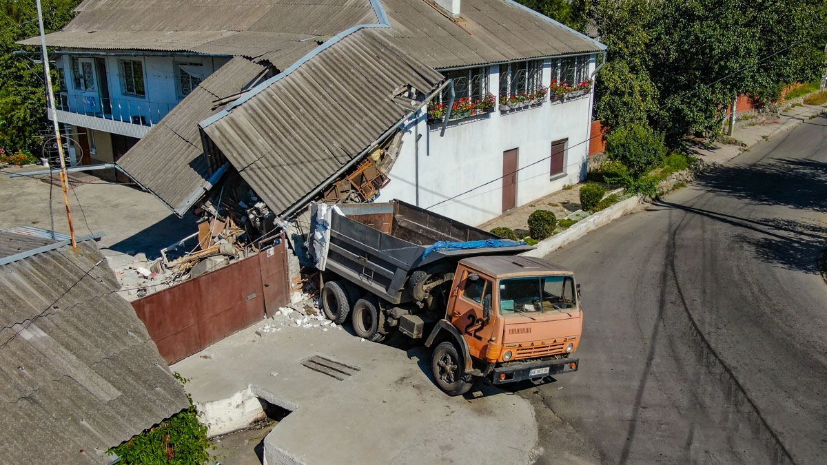 КАМАЗ протаранил дом в Днепре: рухнули стены и крыша – фото и видео жестких разрушений