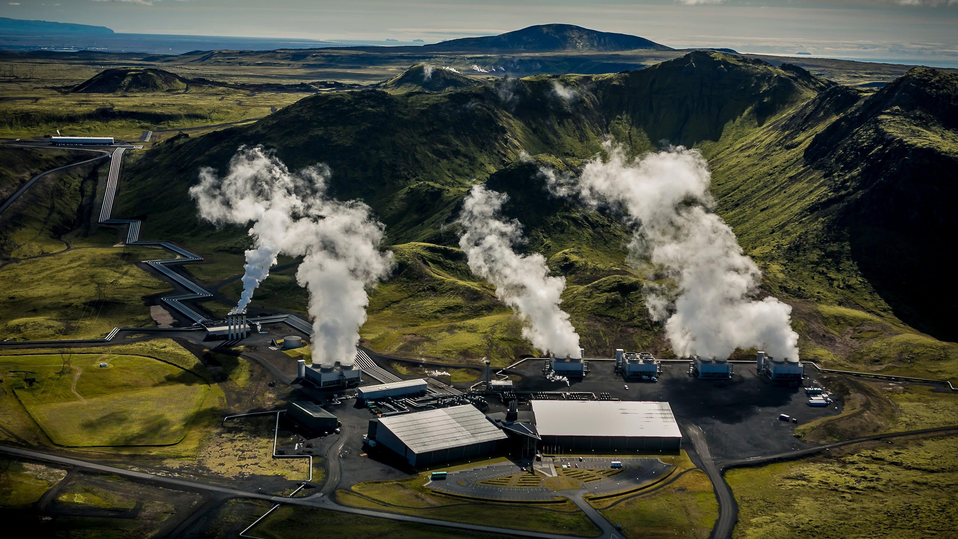 В Исландии запустили завод для вылавливания углекислого газа из воздуха: почему экологи против