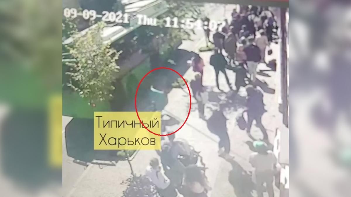Тролейбусний трос придавив пенсіонерку з Харкова: з'явилось відео моменту падіння - Україна новини - 24 Канал Тролейбусний трос придавив пенсіонерку з Харкова: з'явилось відео моменту падіння - Україна новини - 24 Канал