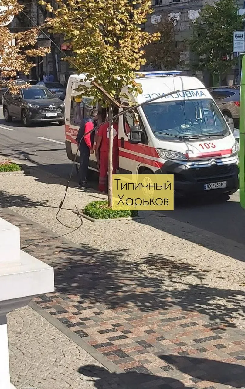 У Харкові на жінку впав тролейбусний трос У Харкові на жінку впав тролейбусний трос