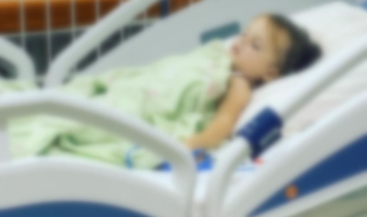 В Харькове 2-летнюю девочку привязывали к кровати в реанимации и не пускали к ней родителей В Харькове 2-летнюю девочку привязывали к кровати в реанимации и не пускали к ней родителей