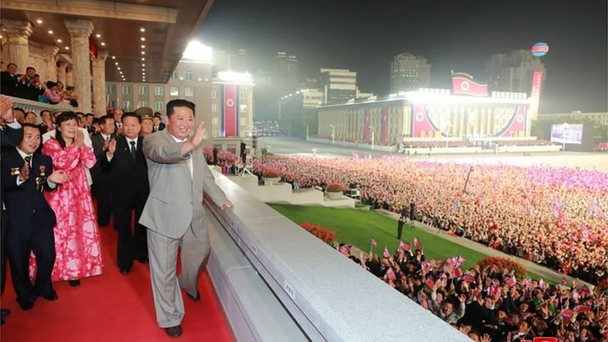 Без балістичних ракет, але з салютом: схудлий Кім Чен Ин провів парад у КНДР - 24 Канал