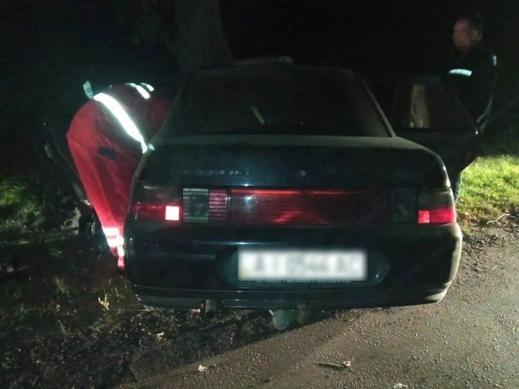 Поліцейський загинув Влетів у дерево Не впорався Київ ДТП Поліцейський загинув Влетів у дерево Не впорався Київ ДТП