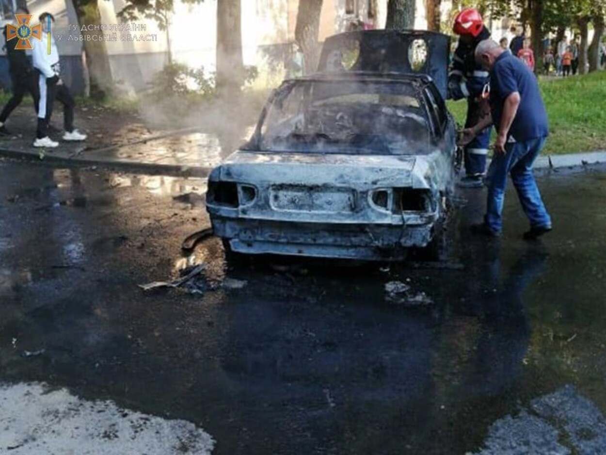 Остался только кузов: во Львове посреди дороги дотла сгорело авто