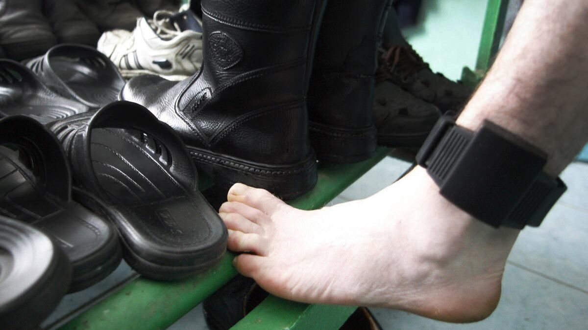 Зірвав електронний браслет і побіг: у чому звинувачують втікача з дніпровського суду - 24 Канал Зірвав електронний браслет і побіг: у чому звинувачують втікача з дніпровського суду - 24 Канал