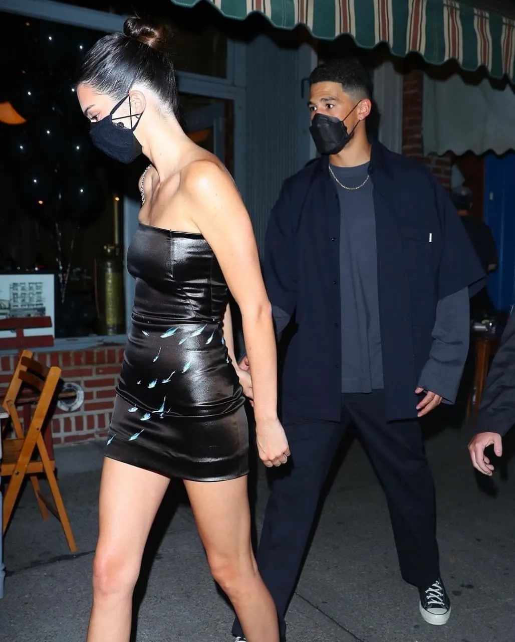 Кендалл Дженнер у чорній сукні / Фото з інстаграму Just Jared' Кендалл Дженнер у чорній сукні / Фото з інстаграму Just Jared'