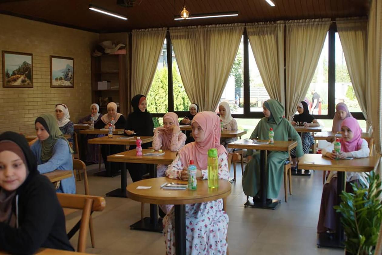 На Киевщине открыли школу для крымскотатарских детей: детали и видео На Киевщине открыли школу для крымскотатарских детей: детали и видео