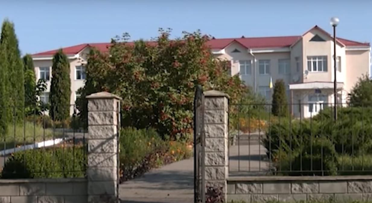 Школа на Ровненщине отменила 10 класс и не пускает старшеклассников: родители подали в суд Школа на Ровненщине отменила 10 класс и не пускает старшеклассников: родители подали в суд