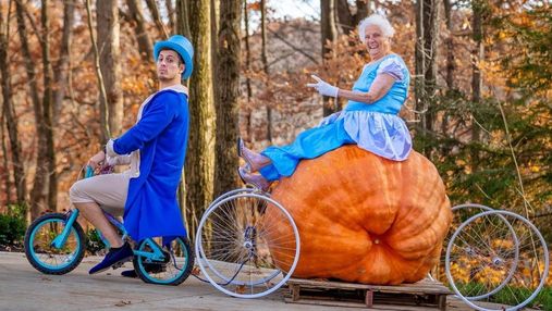Никогда не поздно: 95-летняя бабушка с внуком разрывают сеть фото в забавных костюмах
