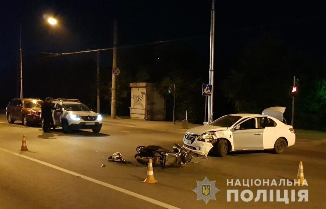 Во Львове столкнулись легковушка и скутер: двое попали в больницу