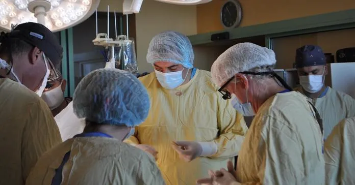 Львівські хірурги успішно пересадили нирку 14-річній дівчині 