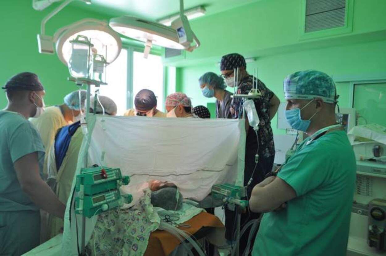 Обе почки не работали: львовские хирурги сделали успешную трансплантацию 14-летней девушке