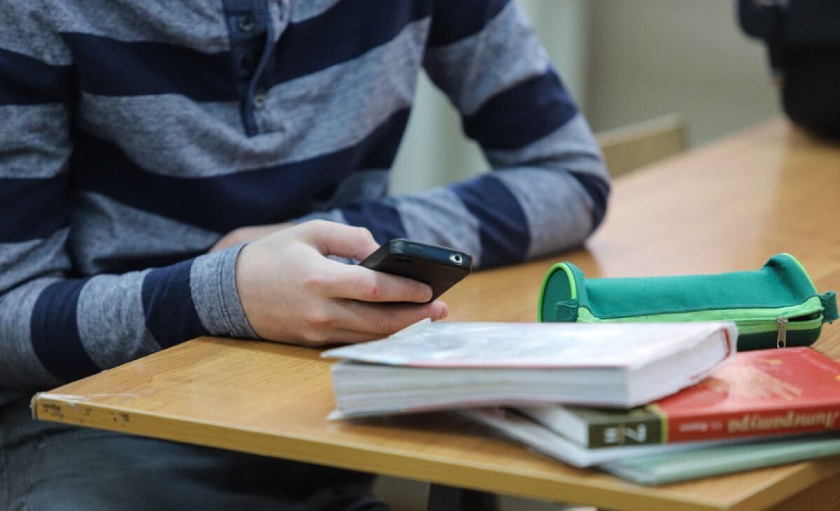 Школьник в Белой Церкви случайно порезал запястье канцелярским ножом Школьник в Белой Церкви случайно порезал запястье канцелярским ножом