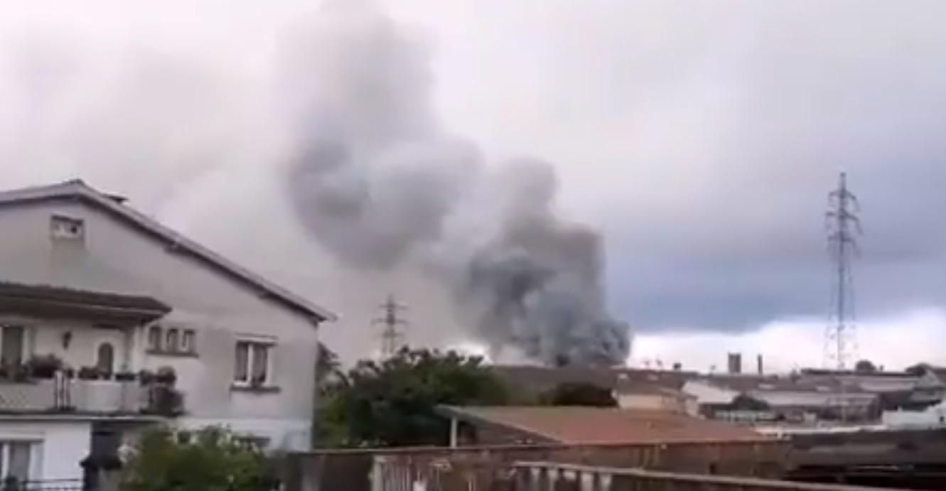 На заводе во Франции вспыхнул пожар, людей просят оставаться дома: видео с места событий На заводе во Франции вспыхнул пожар, людей просят оставаться дома: видео с места событий