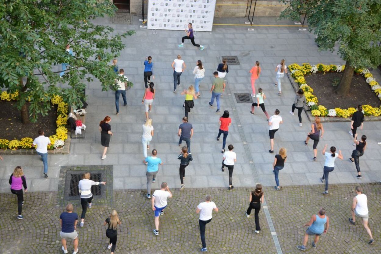 Во Львове 6-кратная чемпионка Украины провела совместную разминку для работников мэрии Во Львове 6-кратная чемпионка Украины провела совместную разминку для работников мэрии