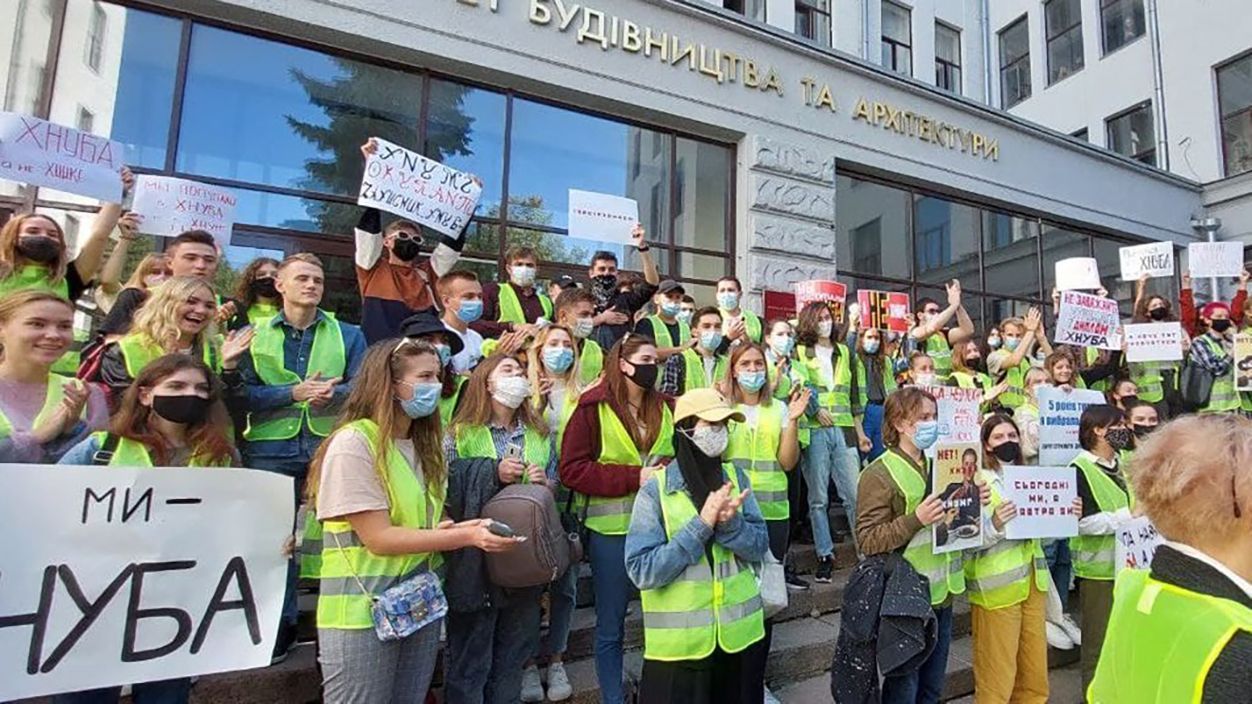 В Харькове студенты и преподаватели протестуют против объединения вузов