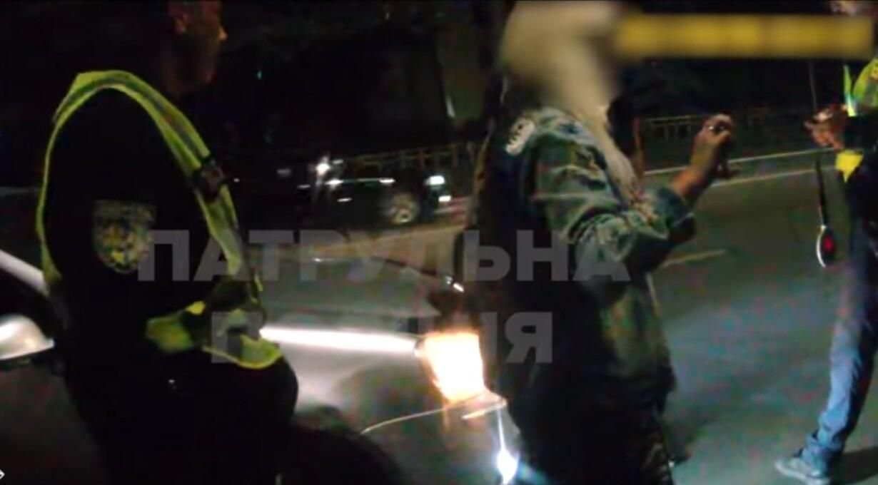 В Ужгороде пьяная пассажирка такси ударила полицейскую и сорвала с нее сережку В Ужгороде пьяная пассажирка такси ударила полицейскую и сорвала с нее сережку