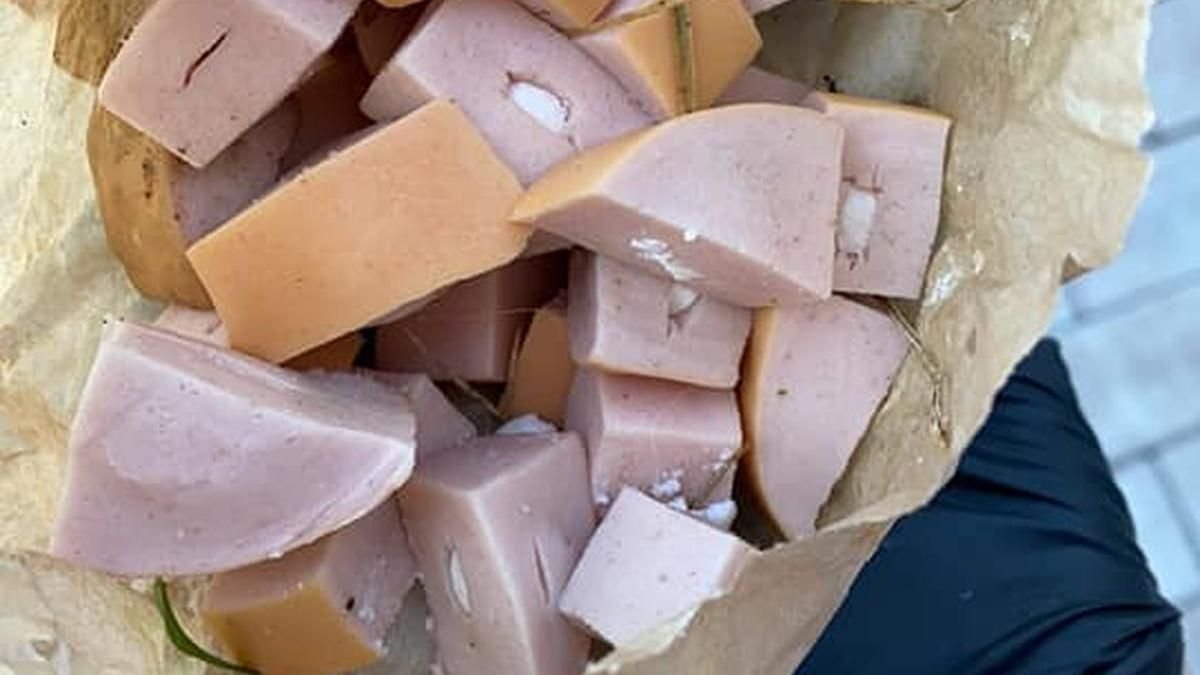 В киевском "Комфорт Тауне" неизвестные разбросали колбасу с ядом для животных
