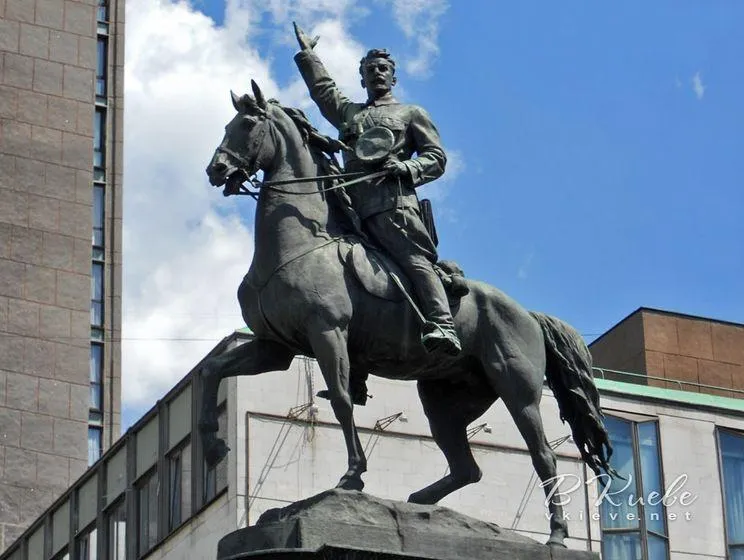  Пам'ятник Щарсу у Києві