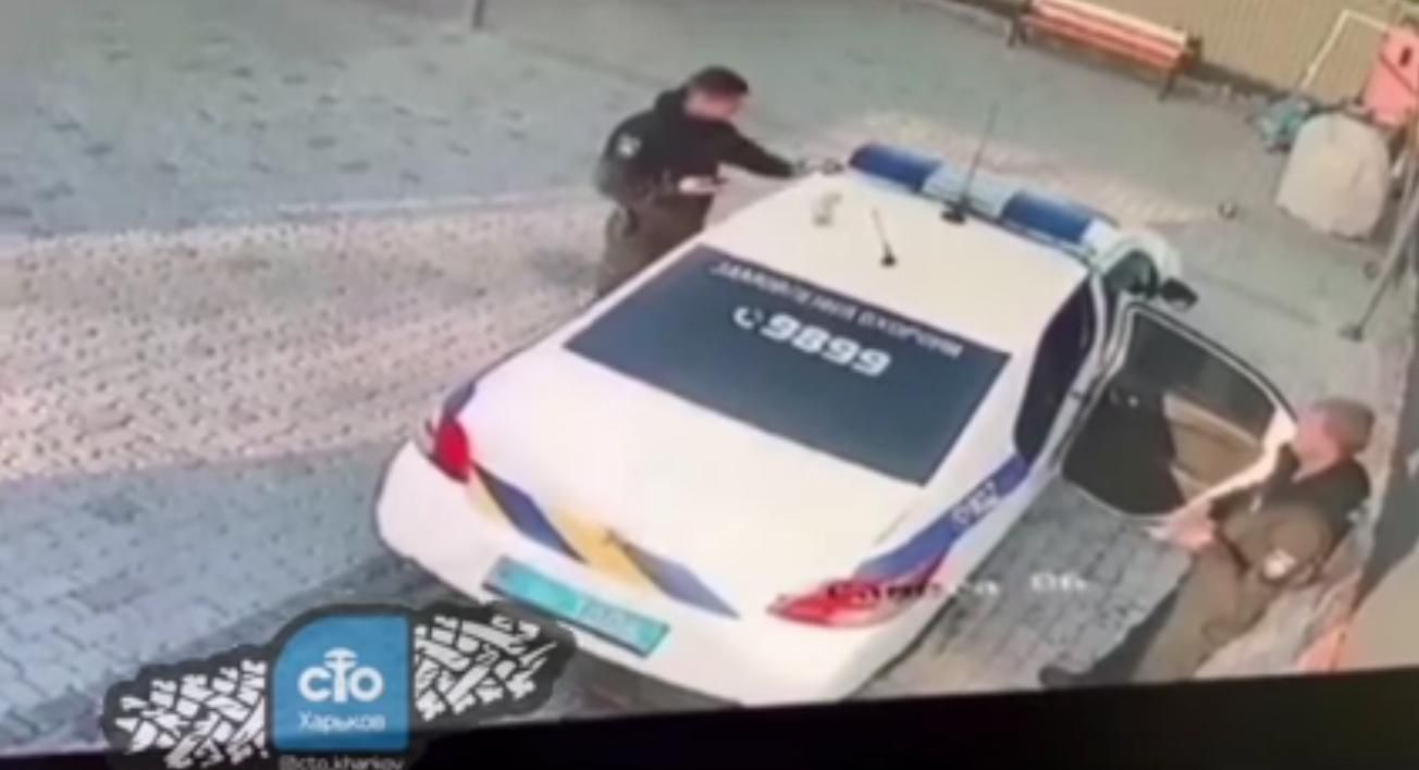 В Донецкой области полицейские похитили мусорник с автомойки: видео попало в сеть В Донецкой области полицейские похитили мусорник с автомойки: видео попало в сеть