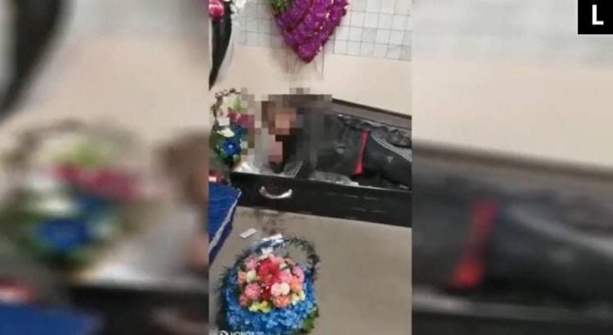 П'яний росіянин прокинувся у домовині з туалетним папером й варенням: курйозне відео - Новини росії - 24 Канал П'яний росіянин прокинувся у домовині з туалетним папером й варенням: курйозне відео - Новини росії - 24 Канал