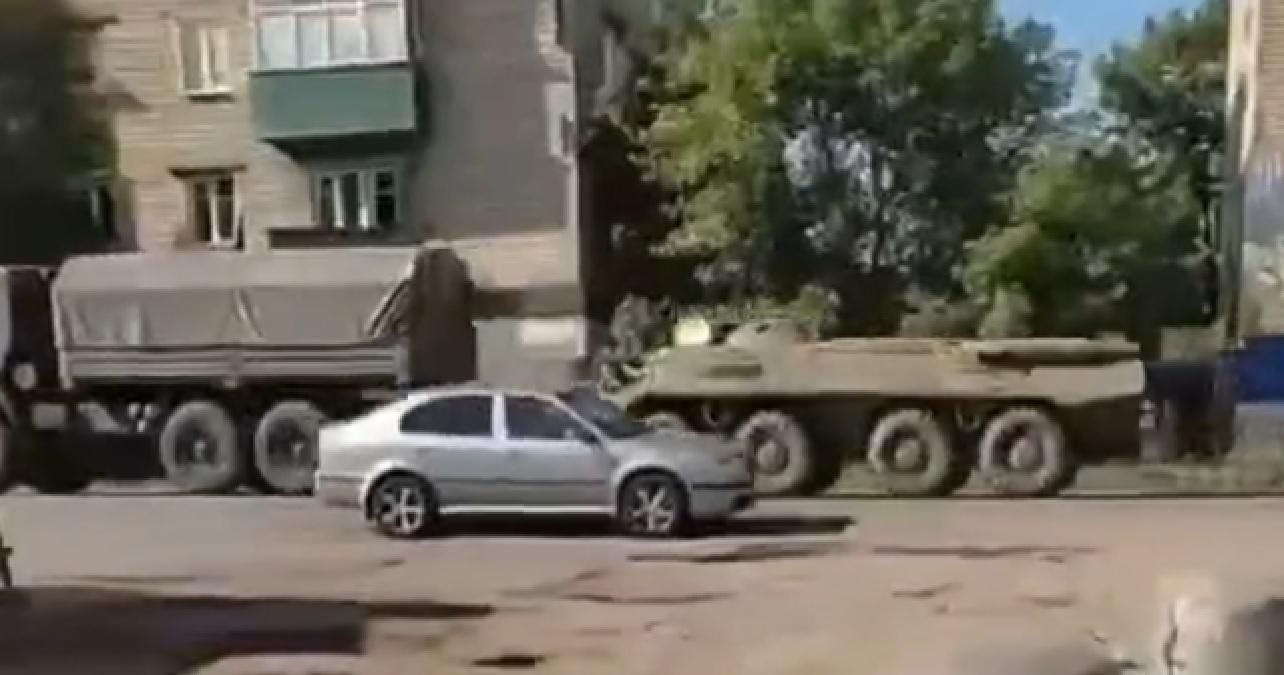 В окупований Донецьк заїхала колона російської техніки: відео від очевидців - Україна новини - 24 Канал