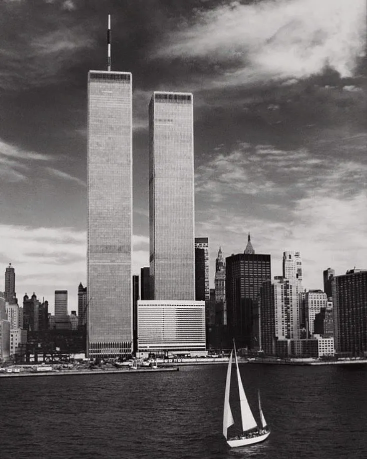 Вежі-близнюки до теракту 11 вересня 2001 року