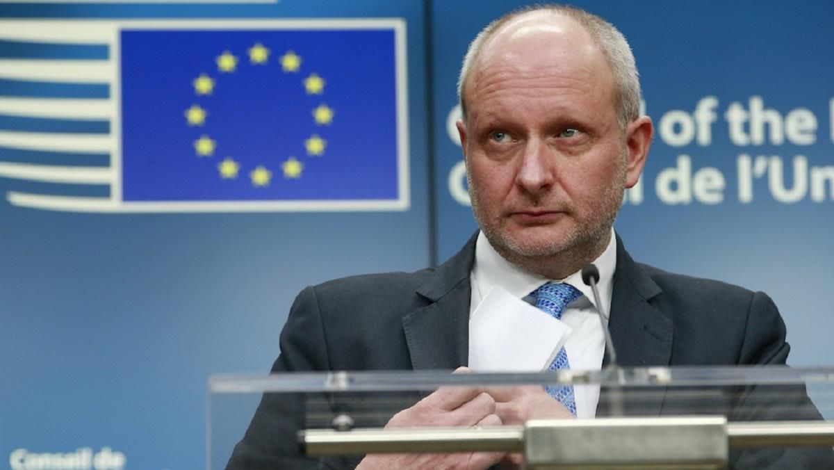 Показал пример: посол Евросоюза приехал на форум YES в Киеве на велосипеде
