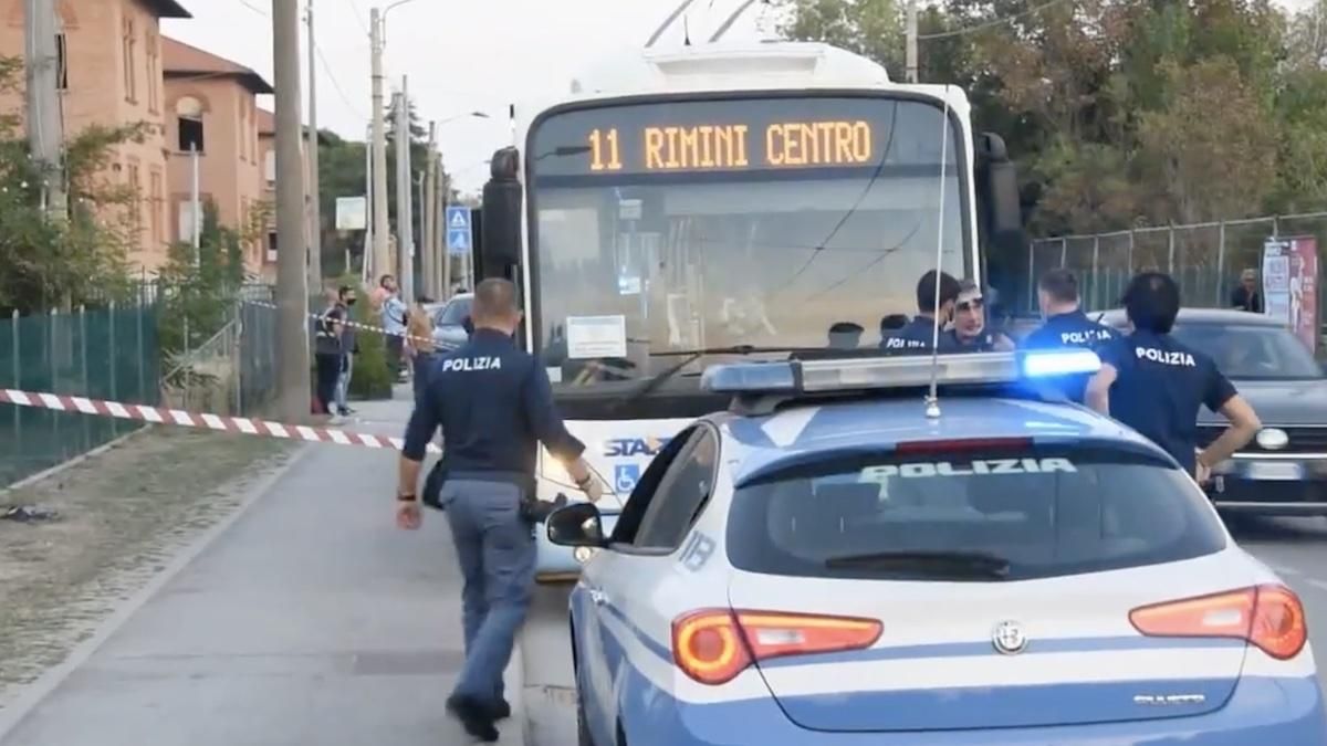 Попросили показати квиток: в Італії біженець влаштував криваву різанину в автобусі - Новини кримінал - 24 Канал