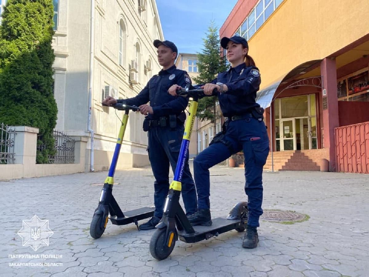 Впервые в Украине: на Закарпатье появились полицейские на электросамокатах Впервые в Украине: на Закарпатье появились полицейские на электросамокатах