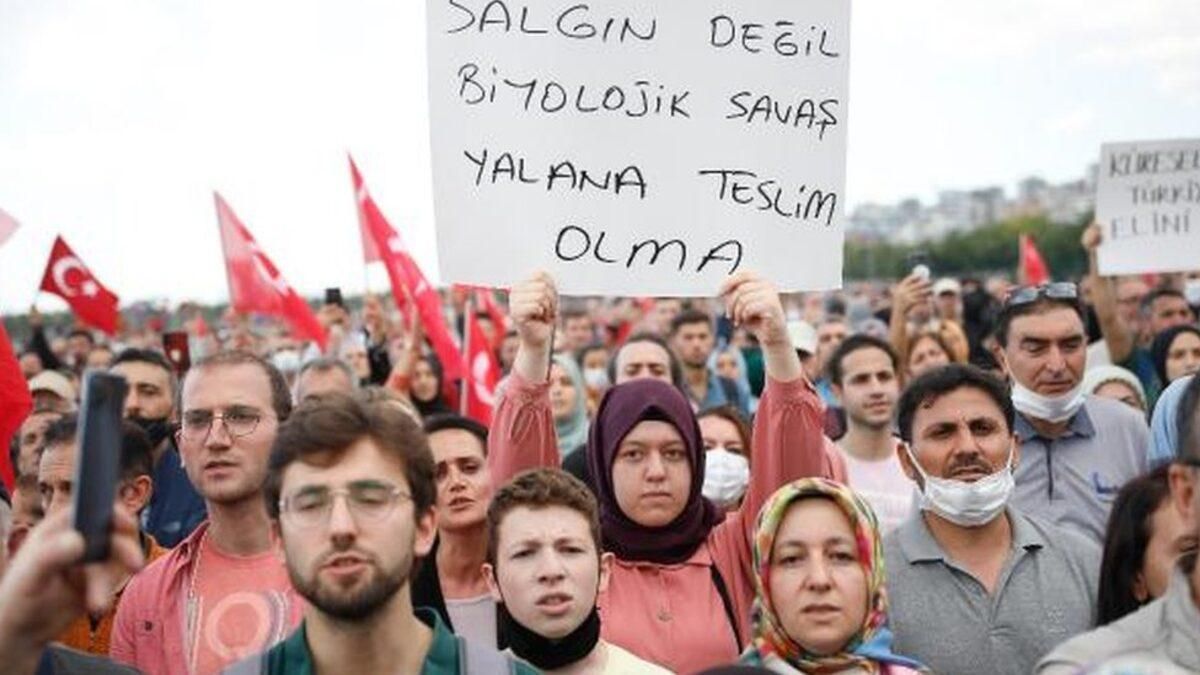 В Стамбуле тысячи людей протестуют против карантинных ограничений