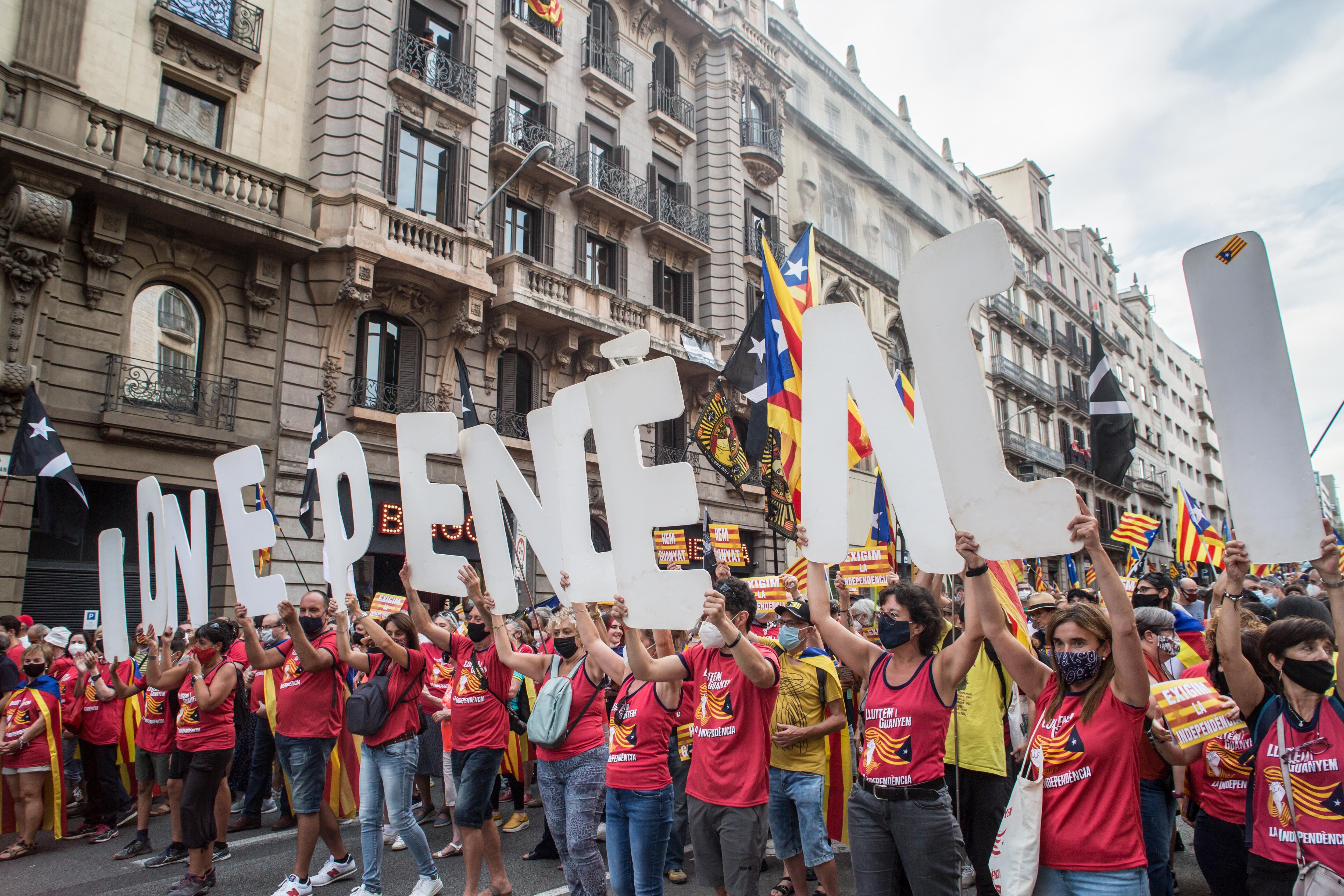 В Каталонии прошла многотысячная демонстрация за независимость от Испании: яркие фото