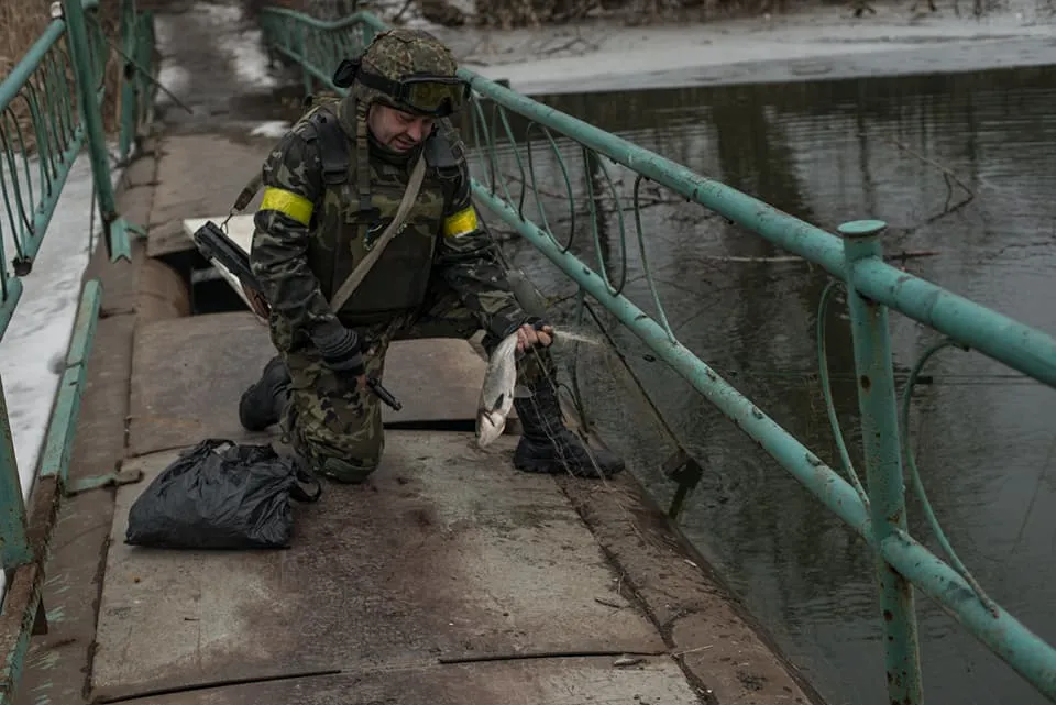 Український воїн готує уху на війні