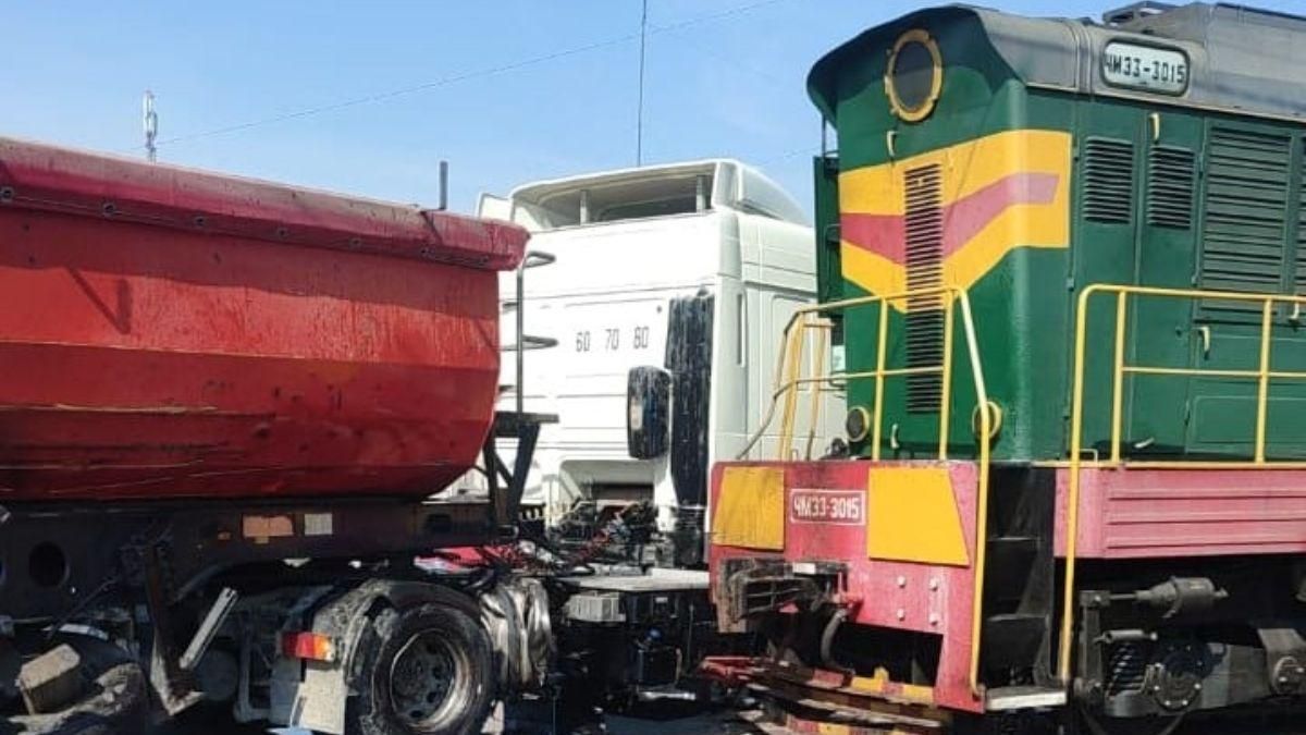 На Київщині вантажівка влетіла у локомотив на залізничному переїзді - Новини Києва - Київ На Київщині вантажівка влетіла у локомотив на залізничному переїзді - Новини Києва - Київ