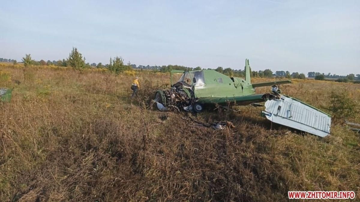 Вблизи Житомира упал легкомоторный самолет: пилота госпитализировали