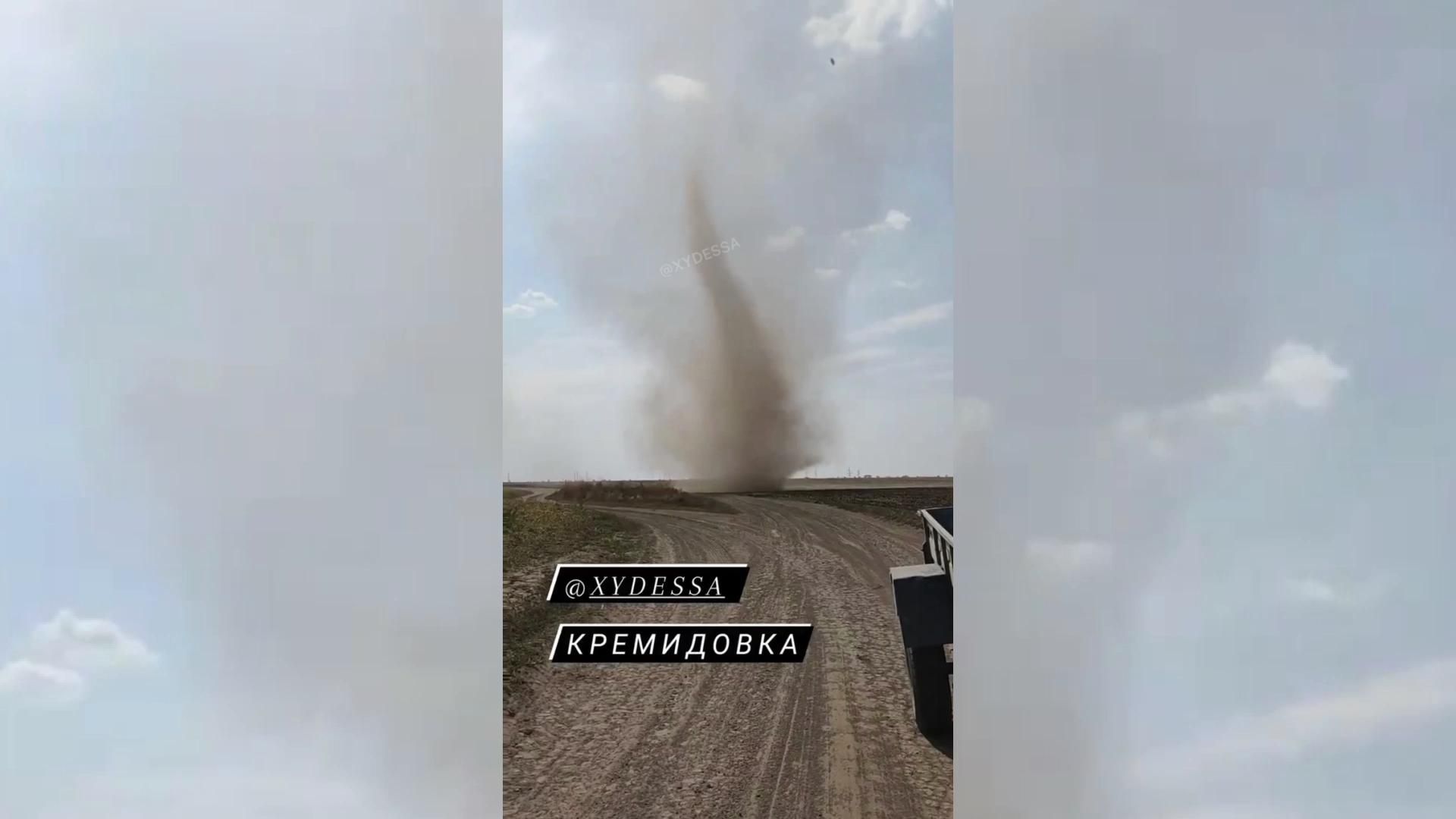 На Одещині очевидці зафіксували піщаний смерч: моторошне відео - Свіжі новини Одеси - 24 Канал На Одещині очевидці зафіксували піщаний смерч: моторошне відео - Свіжі новини Одеси - 24 Канал