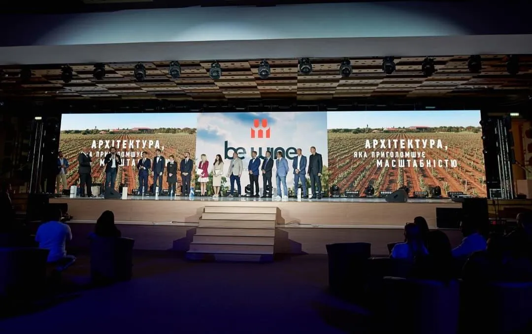 Гіоргі Іукурідзе, СЕО компанії SHABO, вручає подарунки від компанії фіналістам конкурсу Гіоргі Іукурідзе, СЕО компанії SHABO, вручає подарунки від компанії фіналістам конкурсу