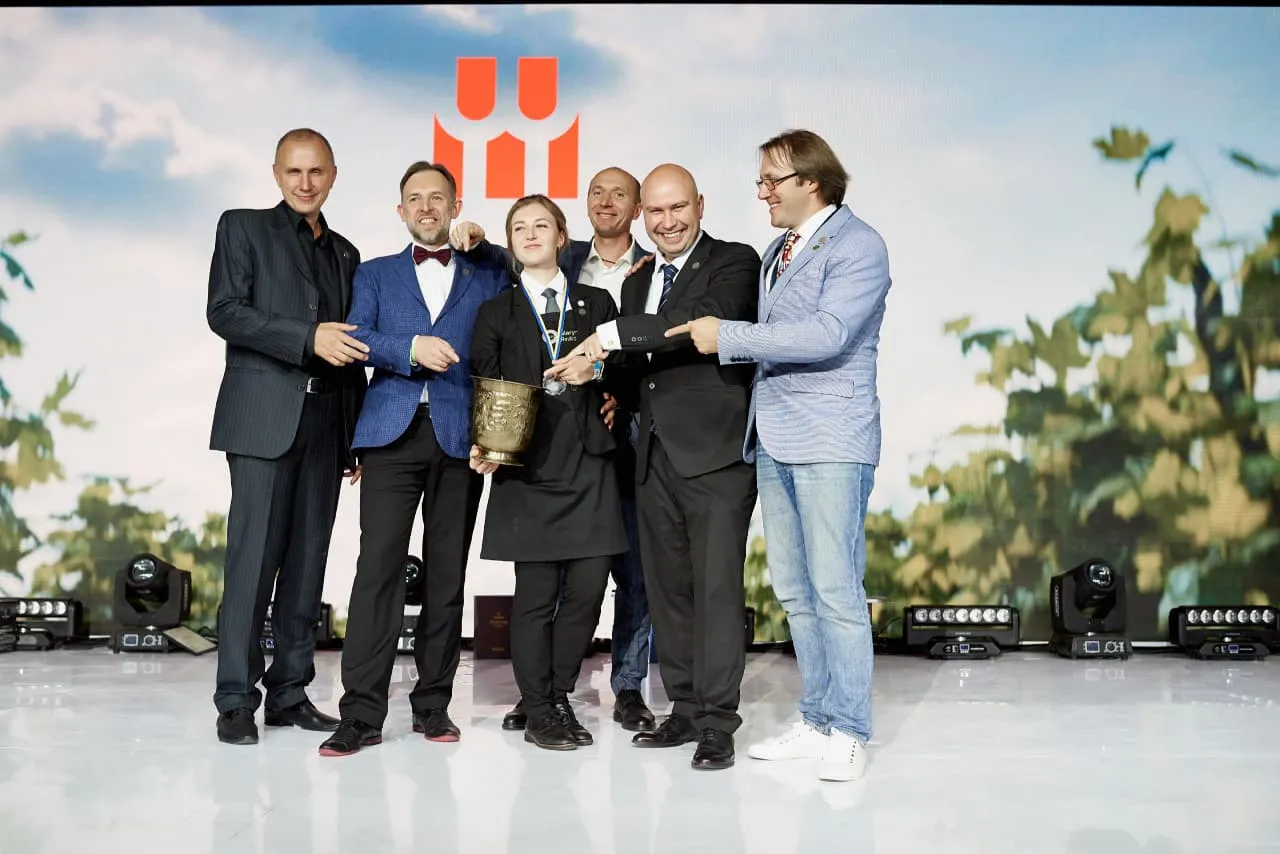 Кубок переможниці 2020 Марині Ревковій вручають Кращі сомельє України попередніх років – Юрій Глушко, Олександр Меєр, Олександр Пацера, Іван Бачурін і Олексій Гижко Кубок переможниці 2020 Марині Ревковій вручають Кращі сомельє України попередніх років – Юрій Глушко, Олександр Меєр, Олександр Пацера, Іван Бачурін і Олексій Гижко