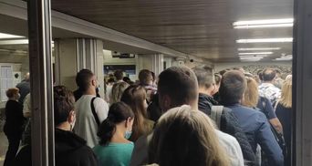 На станціях метро Києва утворився великий натовп людей і тиснява: відео з місця