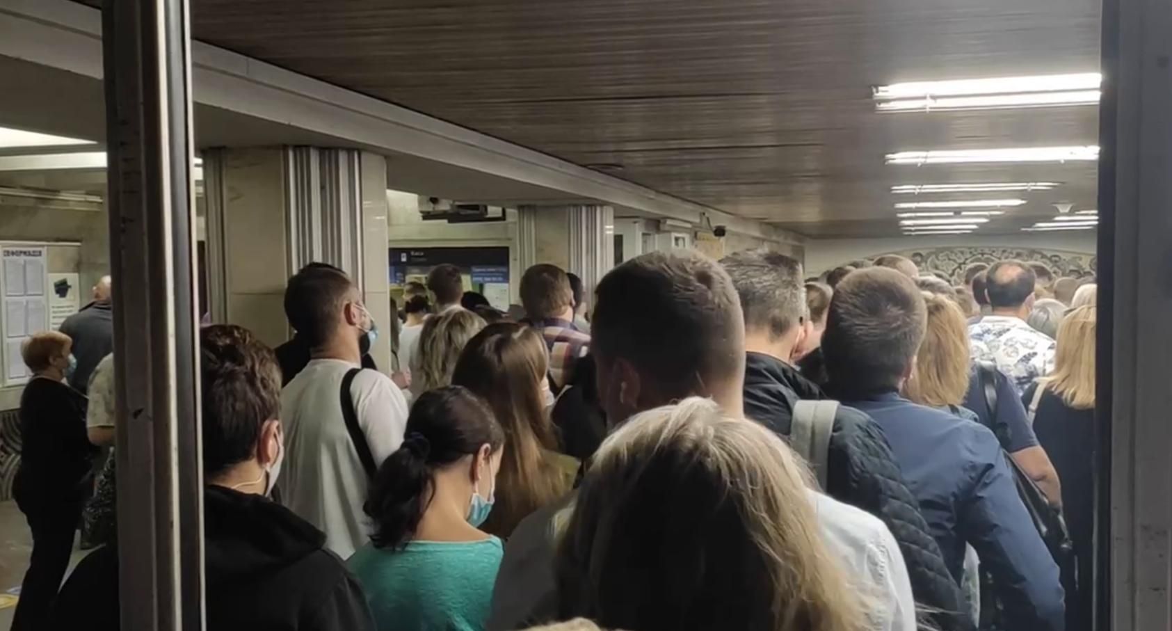 На станциях метро Киева образовалась большая толпа людей и давка: видео с места