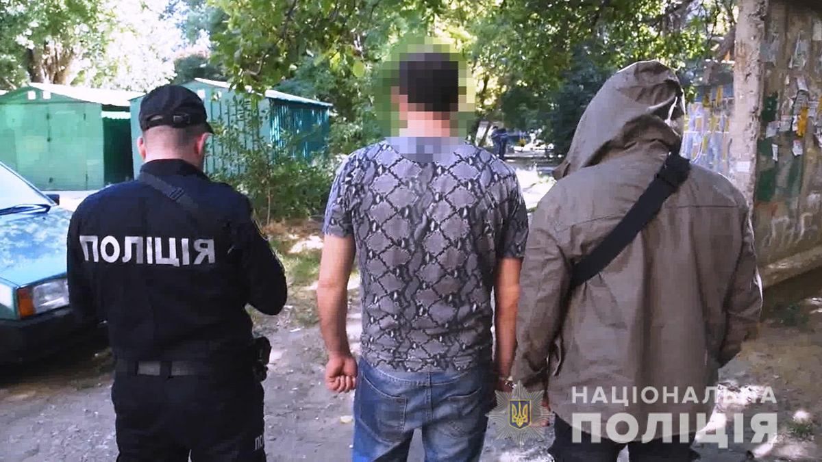 Иностранцы обокрали 2 одесских авто в час: заменяли номера и скрывались Иностранцы обокрали 2 одесских авто в час: заменяли номера и скрывались