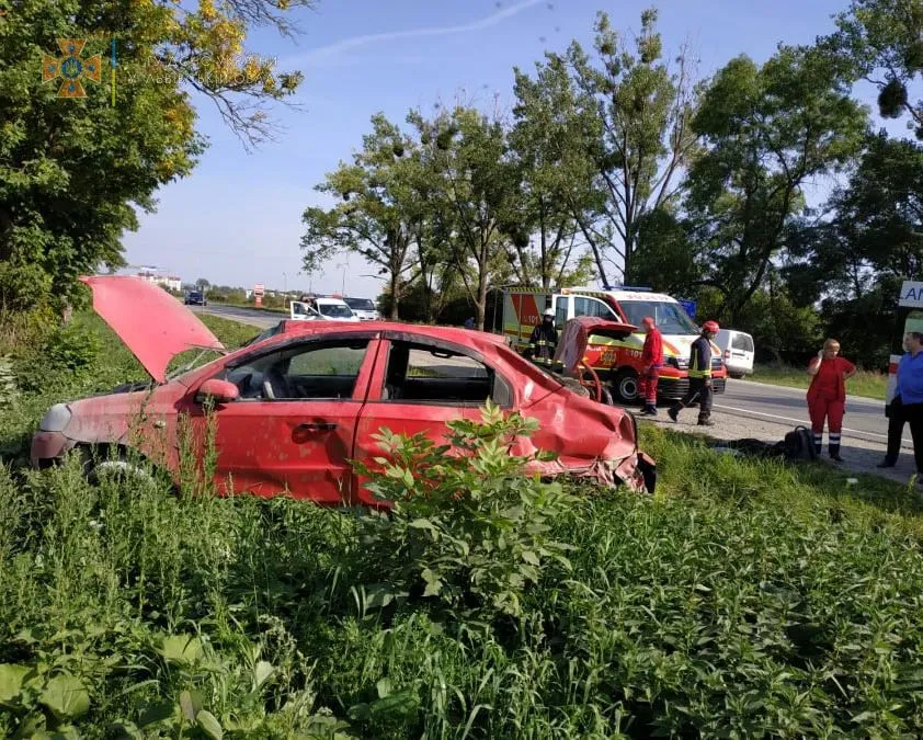 На Львівщині Chevrolet вилетів у кювет і перекинувся: фото з місця аварії