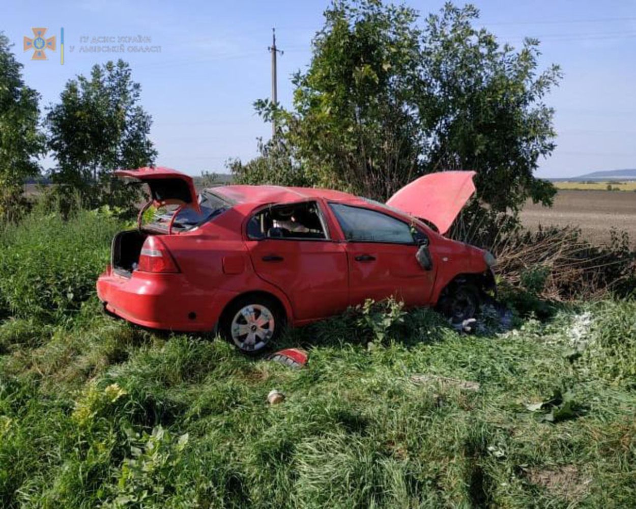 На Львовщине Chevrolet вылетел в кювет и перевернулся: фото с места аварии