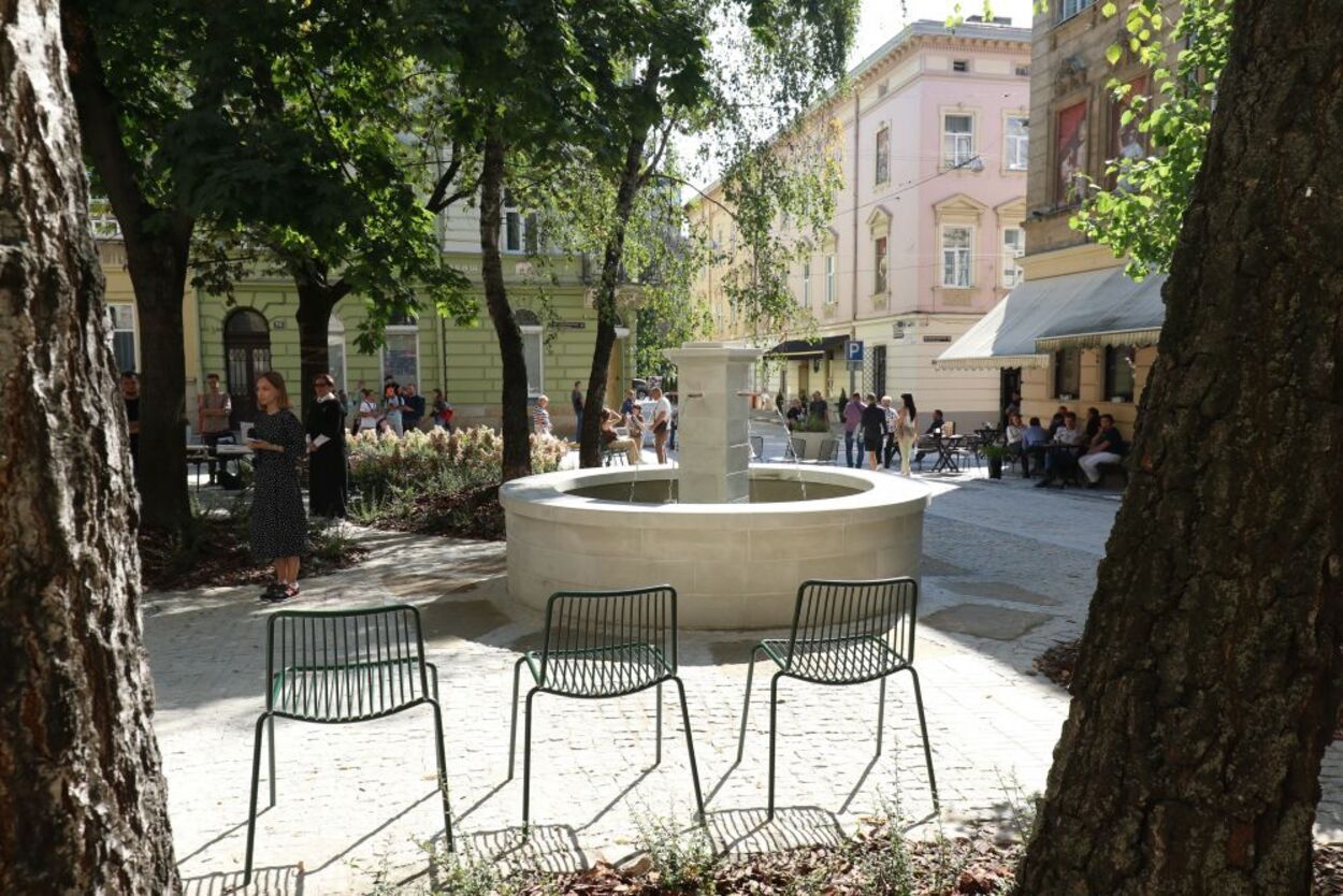 Во Львове открыли обновленную площадь Колиивщины: красивые фото