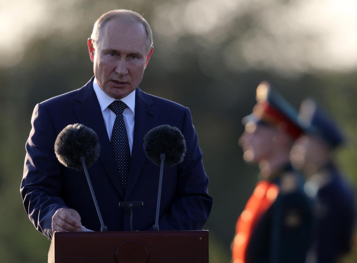 Путин решил увеличить зарплаты военным и силовикам Путин решил увеличить зарплаты военным и силовикам